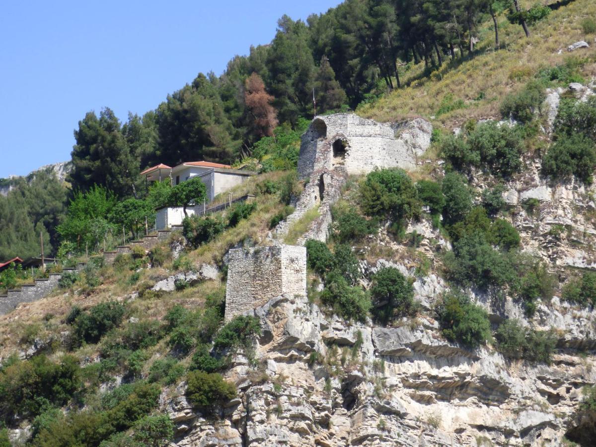 Guesthouse & Hostel Lorenc Berat Eksteriør bilde