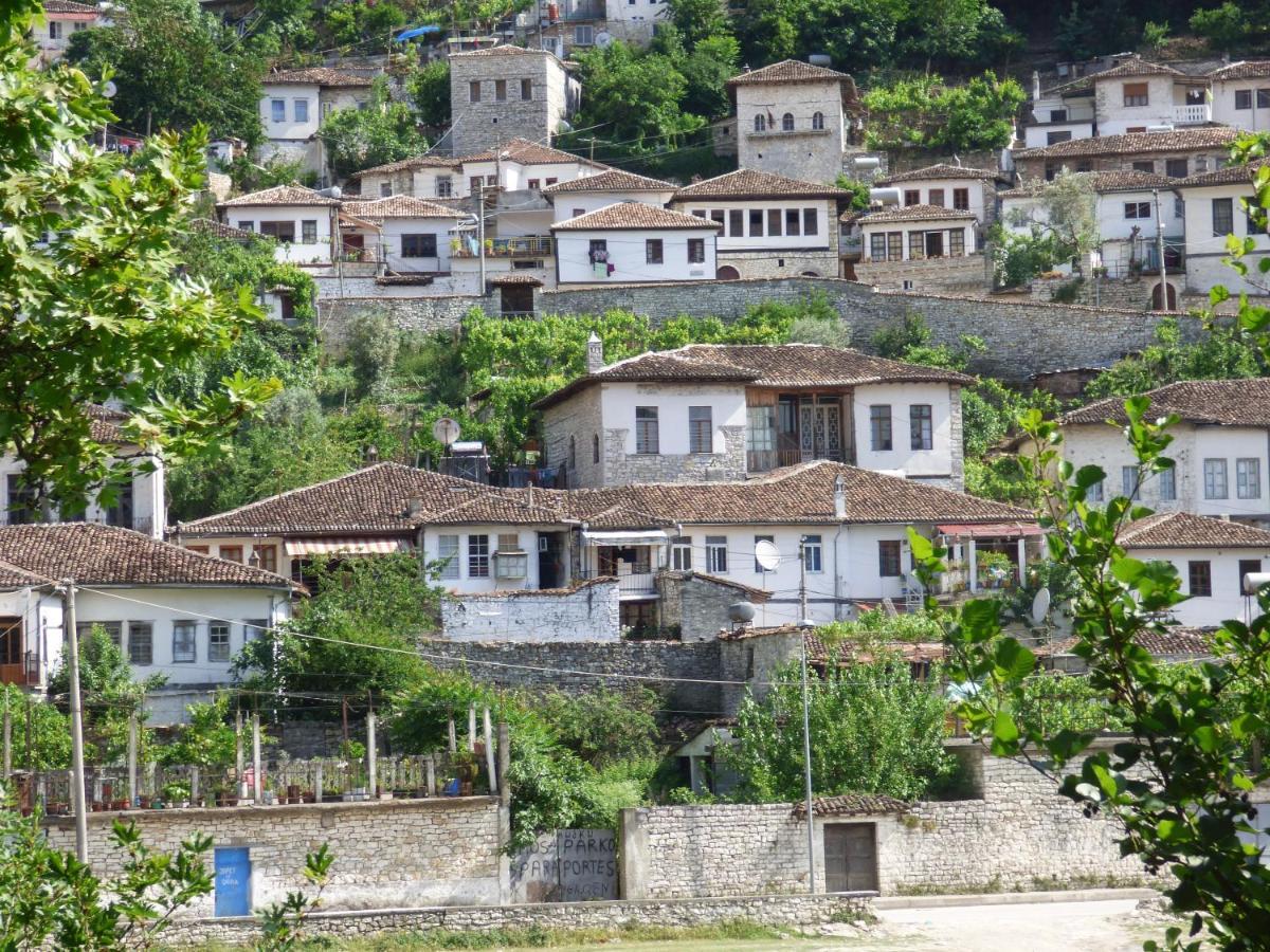 Guesthouse & Hostel Lorenc Berat Eksteriør bilde